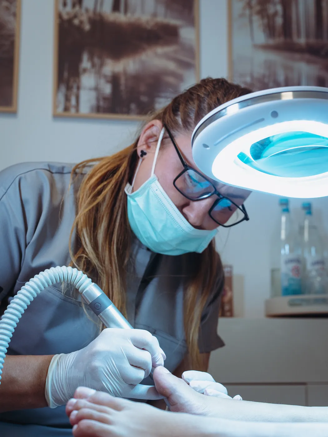Präzise Arbeit unter der Lupenleuchte